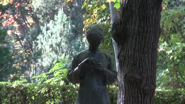 Skulptur eines Mädchens im Garten — Stockvideo