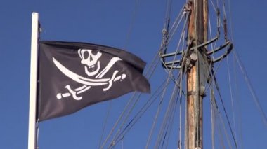 Rüzgarda sallayarak güneşli korsan bayrağı