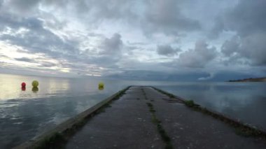 Curonian Lagoon, zaman atlamalı 4k çimento pier