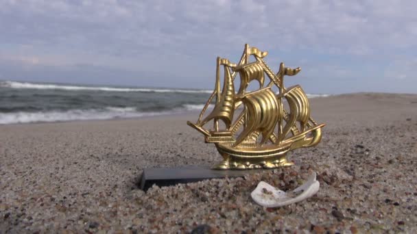 Golden ship statuette — Stock Video