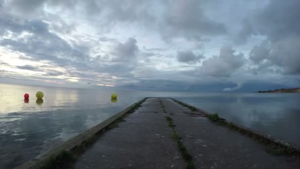Αποβάθρα τσιμέντου στη Λιμνοθάλασσα Curonian, ώρα λήξη 4k — Αρχείο Βίντεο