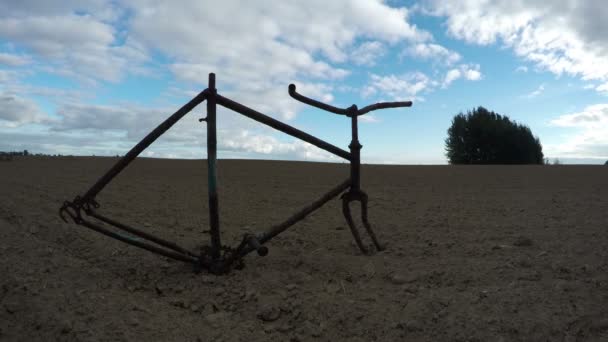 Тело велосипеда в поле, время истекает 4K — стоковое видео
