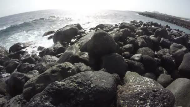 A napfényes nap, 4k Időközű Tenerife óceán partján hullámok — Stock videók