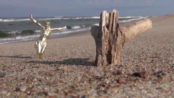 Crucificado Jesucristo sin cruz y un tronco en la playa — Vídeos de Stock