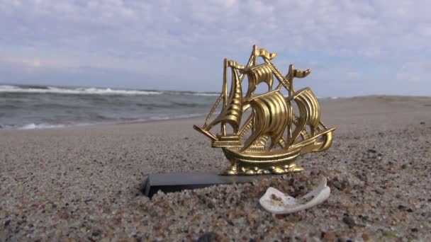 Little golden ship statuette — Stock Video