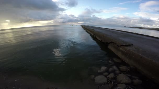Paisaje matutino con muelle de cemento junto a las dunas en Curonian Lagoon, 4K — Vídeo de stock