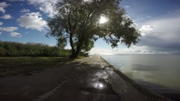 Paisaje con muelle de cemento y pescadores en Laguna Curónica, 4K — Vídeos de Stock