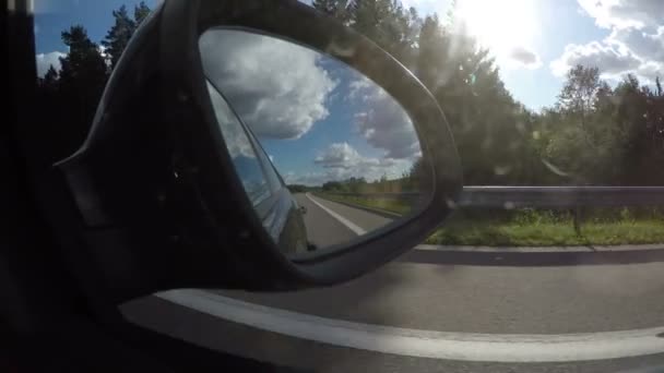 Blick spiegelt sich im Autofenster, 4k — Stockvideo