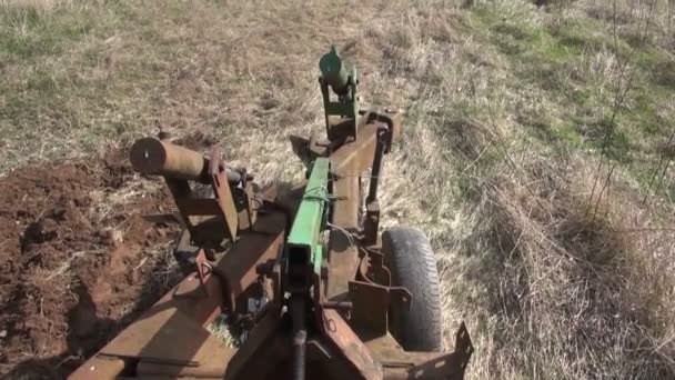 Föld szántás, traktor — Stock videók