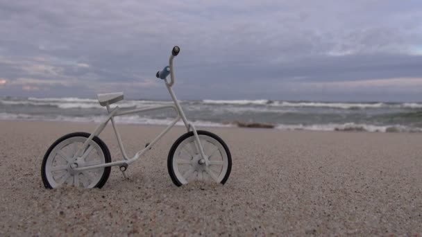 Toy bicycle model on the beach — Stock Video