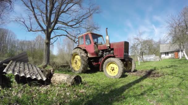 Трактор у усадьбы, время 4К — стоковое видео