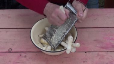 Kadın kıdemli gruptaki horseradish ızgara