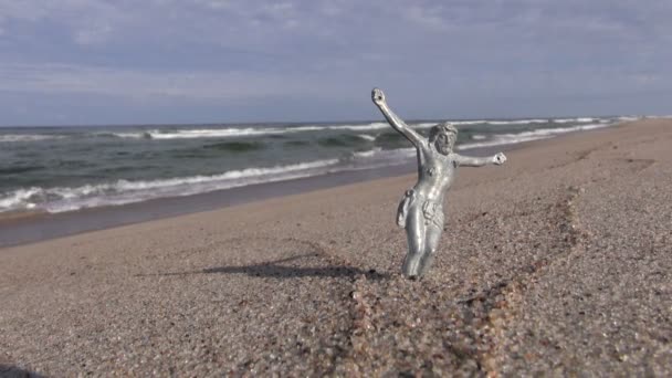 Crucificado Jesucristo sin cruz junto al mar — Vídeo de stock