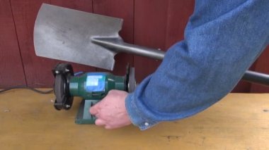 Bir kürek keskinleştirme çiftçi