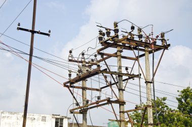 sokakta, Hindistan birçok telleri ile elektrik direkleri