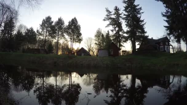 Lever de soleil derrière l'étang dans la vieille ferme, laps de temps 4K — Video