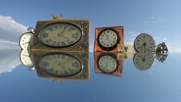Vele verschillende klokken op de spiegel onder de bewolkte hemel, time-lapse 4k — Stockvideo