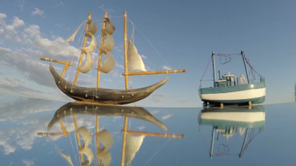 Две игрушечные модели кораблей на зеркале, время истекает 4K — стоковое видео