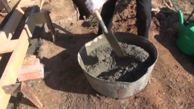 Çimento-Beton Sanayi su ile karıştırılarak adam