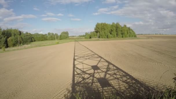 Ombra di pilone elettrico sui campi, time lapse 4K — Video Stock