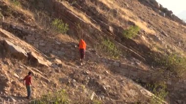 Sari kesme dalları giyen kadın