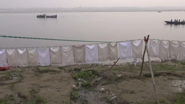 Промитий бавовни сумки сушіння на мотузці на річці Ганг — стокове відео