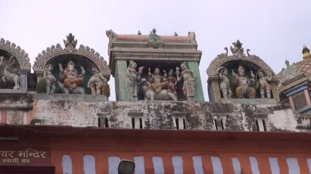 Skulpturen indischer Gottheiten im Tempel — Stockvideo