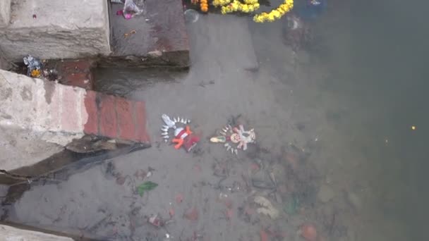 Delar av festliga skulptur ligga i botten av Ganges floden — Stockvideo