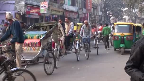 人们步行和驾驶在忙着混沌亚洲街 — 图库视频影像
