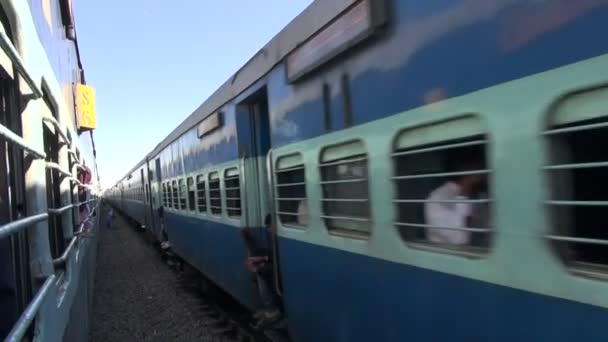Pohled z vlaku v klidu projíždějících Modrý vlak. Indické železnice — Stock video