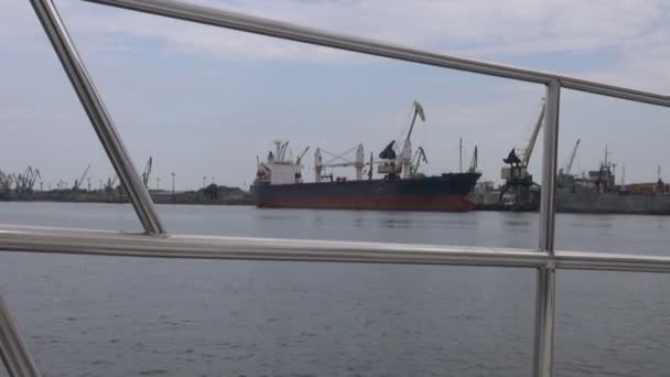 Vista de um navio no porto de Klaipeda — Vídeo de Stock
