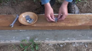 Ahşap plakalar Çimento beton temeller üzerine vidalama işçi