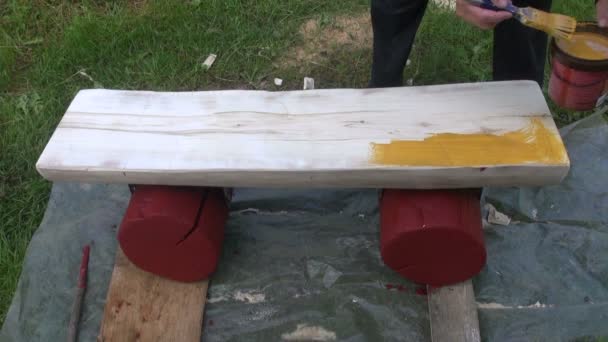 Travailleur peinture banc en bois fait à la main avec peinture jaune — Video