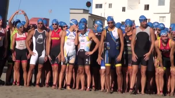 Zwemmen competitie start op Tenerife strand — Stockvideo