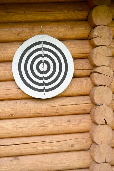 Target op houten logboek muur — Stockfoto