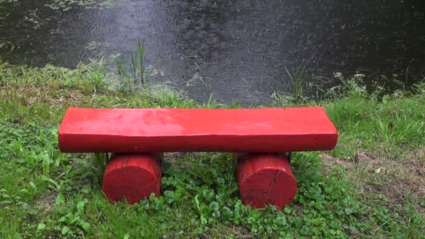 Pluie tombant sur le banc — Video