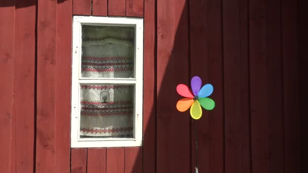 Moulin à vent jouet près de la maison, 4K — Video