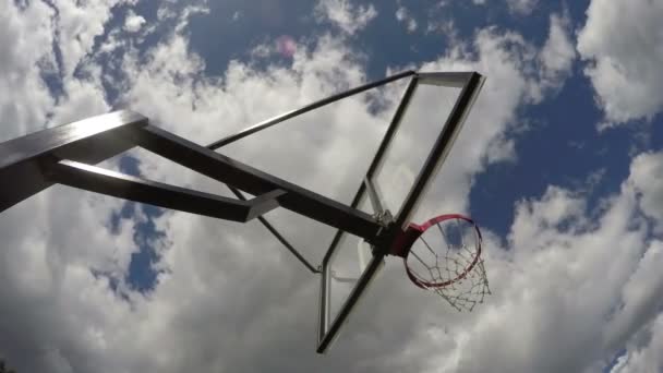 篮球筐从下面拍摄时间推移 4 k — 图库视频影像
