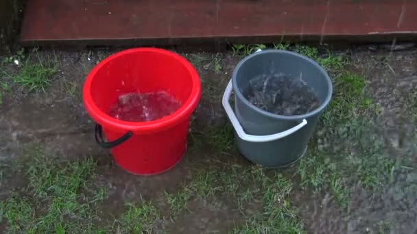 Água da chuva correndo em baldes — Vídeo de Stock