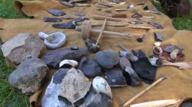 Flint ve ahşap araçlar ve silahlar 