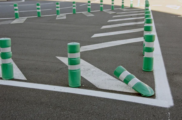 Posts delineador branco e verde — Fotografia de Stock