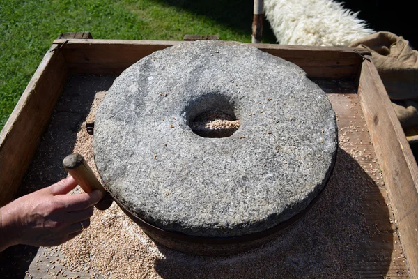 Starožitný millstone na výstavu — Stock fotografie