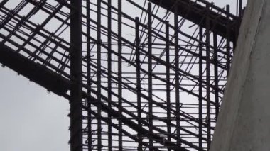 Terk edilmiş stadyum inşaatı harabeleri