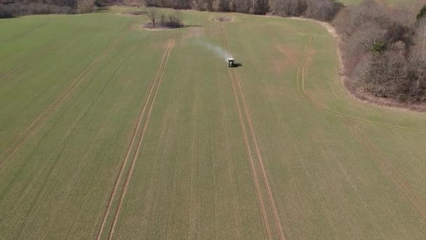 Agricoltura Trattore Diffusione Fertilizzante Sul Campo Agricolo Primaverile Vista Aerea — Video Stock