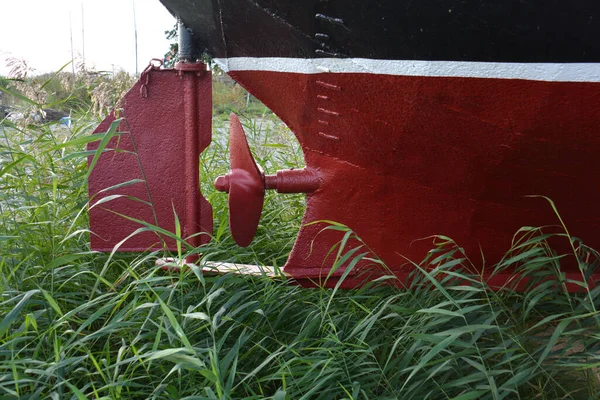 装有螺旋桨的旧渔船碎片 — 图库照片
