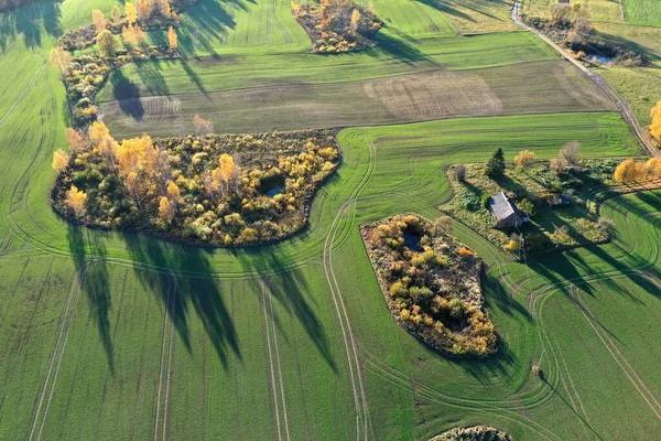 Jesienny krajobraz z polami, gajami i starą zagrodą, anteną — Zdjęcie stockowe