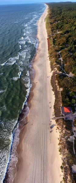 Vista aérea sobre uma costa do Mar Báltico perto de Nida, pano vertical — Fotografia de Stock