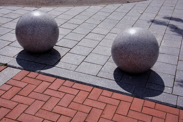 Zwei Dekorative Granitkugeln Auf Gehweg Straße — Stockfoto