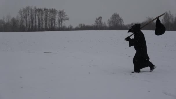 黒い鳥のくちばしマスクの豪華な医者は雪原を通って行く 全ての伝染病の画像 — ストック動画