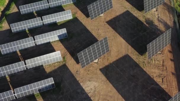 Дрон Над Новыми Панелями Солнечных Электростанций Вид Воздуха — стоковое видео